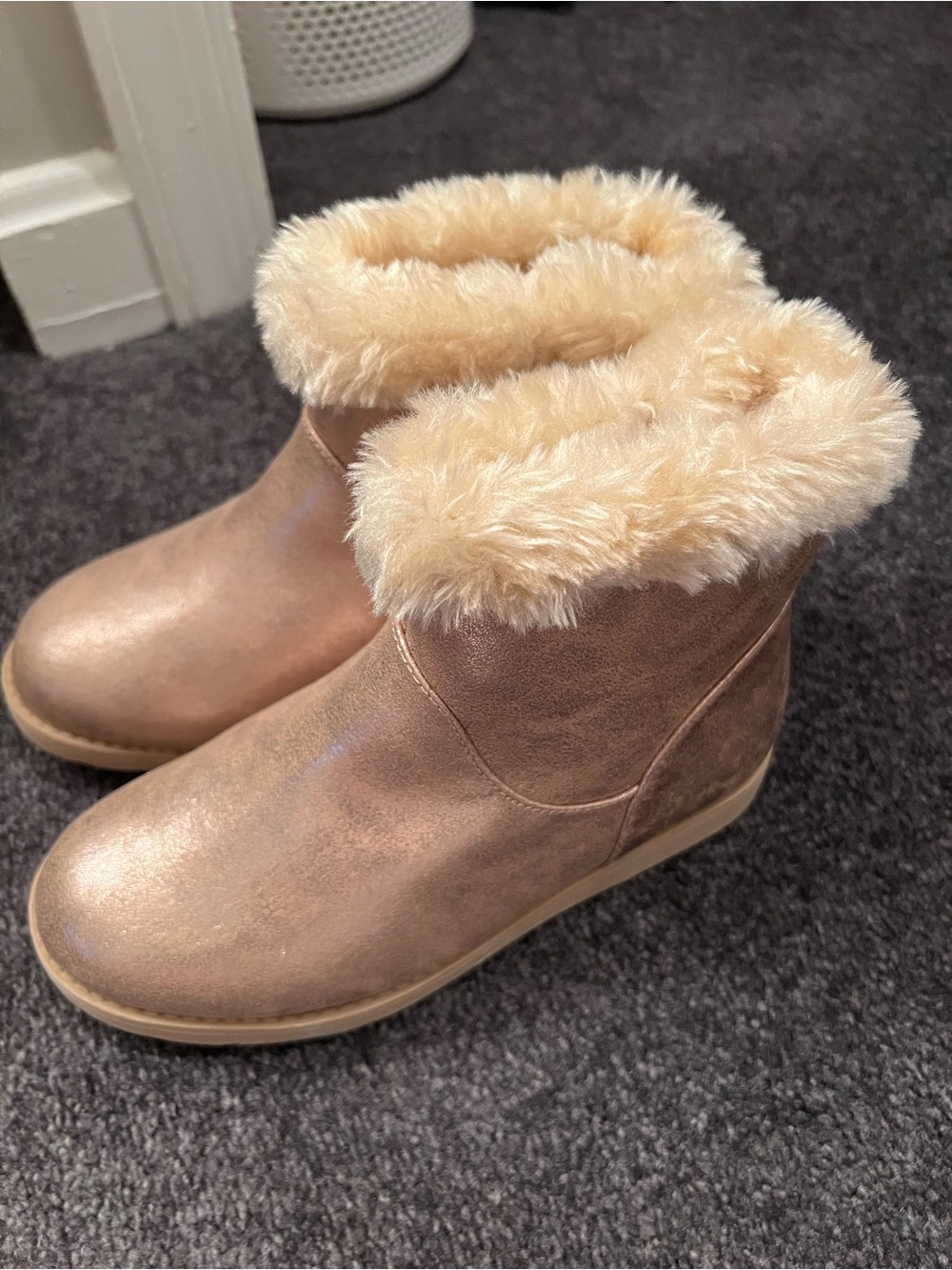 NWT Cat & Jack Gold Mila Shearling Faux Fur Winter Boots Girl’s Size 1